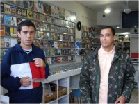 /album/galeria-de-fotos/felipe-comprando-cds-jpg/